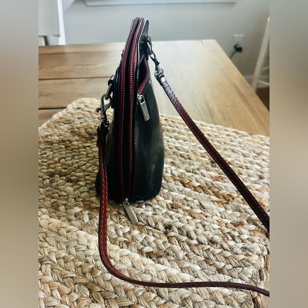 Vera Pelle Two-Tone Leather Crossbody Bag; Made in Italy - Picture 6 of 10